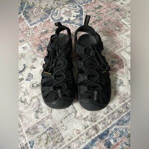 Keen women’s sz 7 whisper closed toe sport sandals, black/magnet